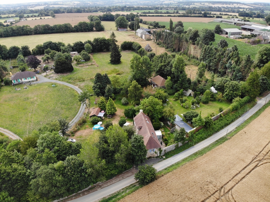 Een prachtig overzicht van Le Château vanuit de velden tegenover ons huis. Je ziet de weg waar ons huis aan ligt, de vele bomen, de mancave links, de Bergerie rechts vooraan en het Chalet middenachterin. Rechts is nog het puntje van de Glampingtent zichtbaar. Gefotografeerd vanuit de drone.