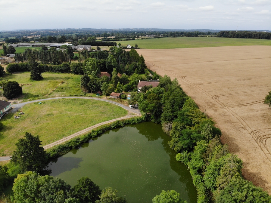 Overzicht terrein van Le Château vanuit de drone vanaf de vijver van de buren.