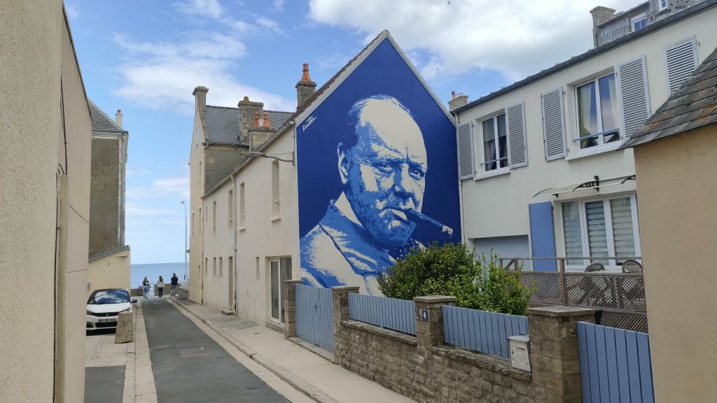 Churchill wordt geëerd in Arromanches-les-Bains