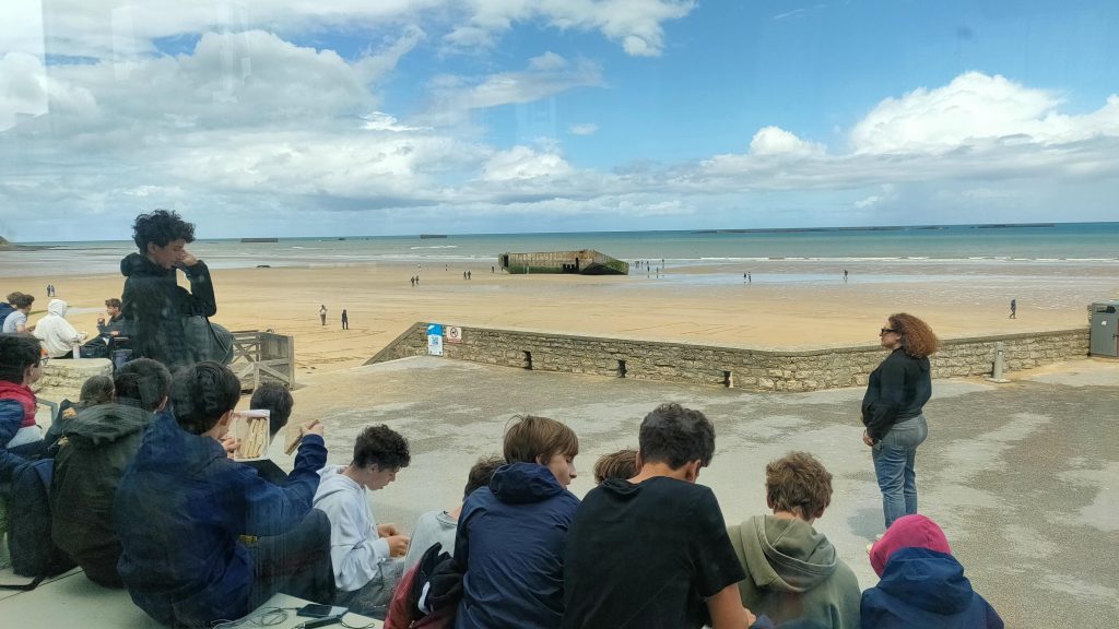 Schoolklas op bezoek bij de artificial harbour van Arromanches