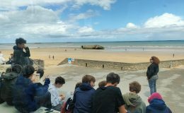 Schoolklas op bezoek bij de artificial harbour van Arromanches