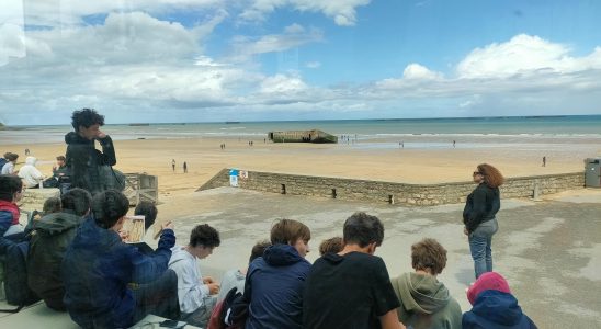 Schoolklas op bezoek bij de artificial harbour van Arromanches