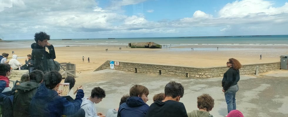 Schoolklas op bezoek bij de artificial harbour van Arromanches