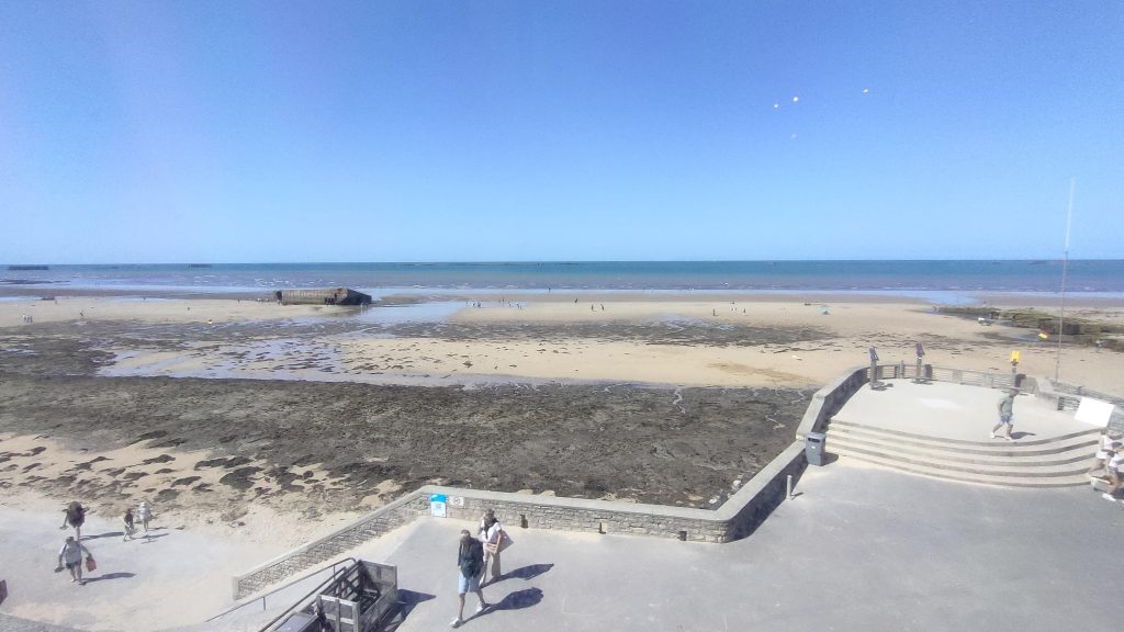 Uitzicht-over-de-historische-kunstmatige-haven-van-Arromanches